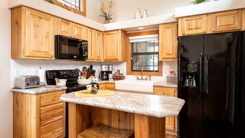 Coffee/tea maker, fridge, microwave, oven