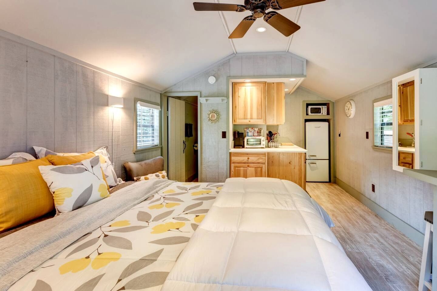 3 habitaciones, escritorio, tabla de planchar con plancha y wifi 