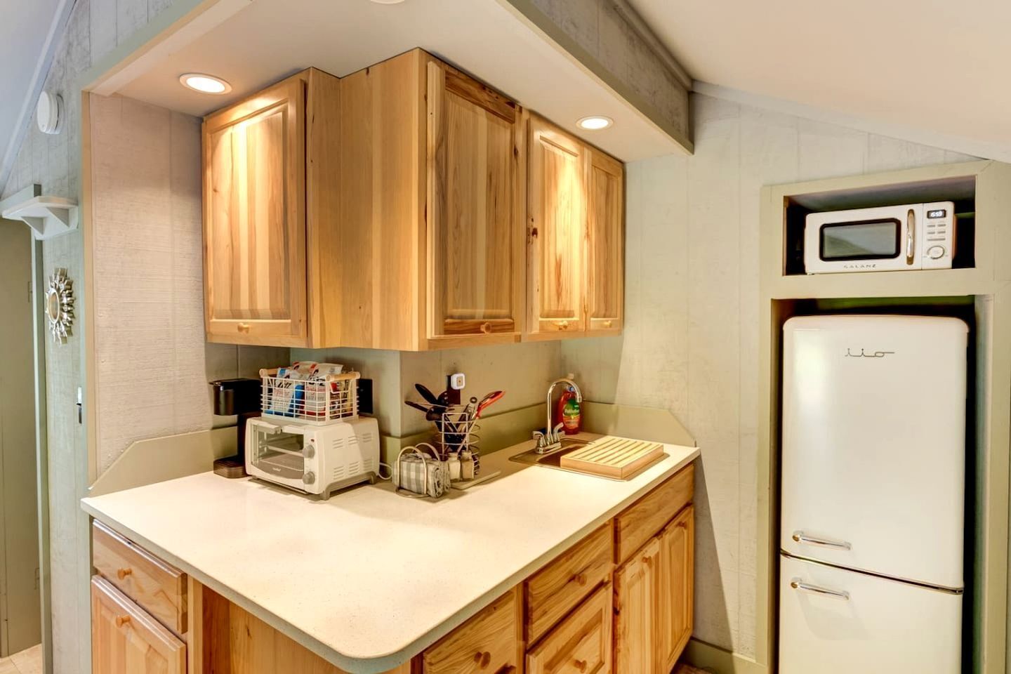 Coffee/tea maker, microwave, oven, stovetop