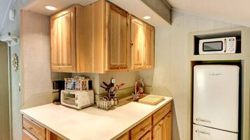 Coffee/tea maker, microwave, oven, stovetop