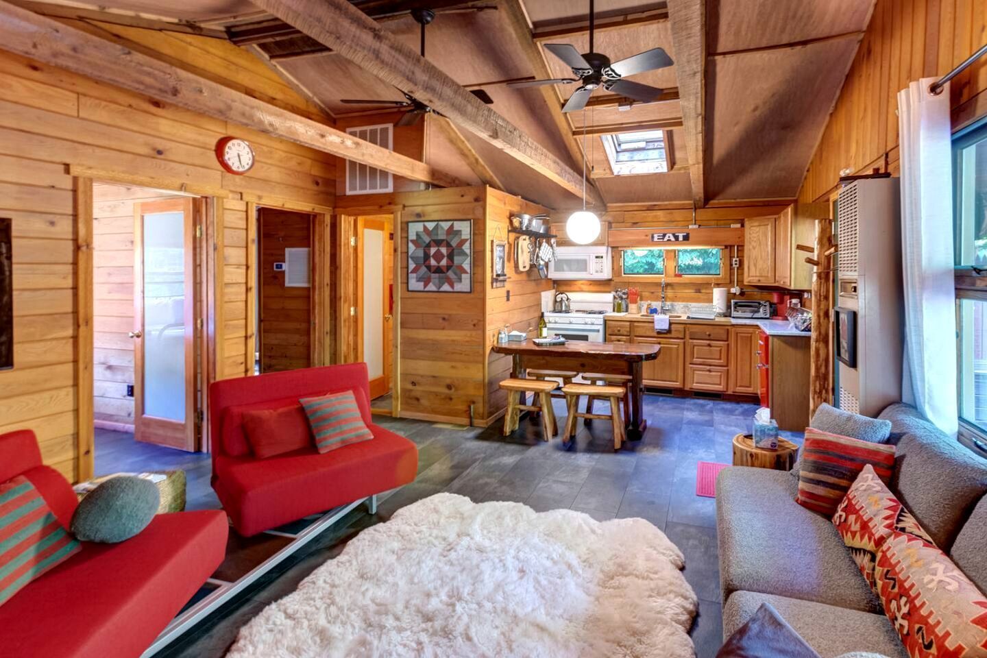 TV, fireplace, ping pong, stereo