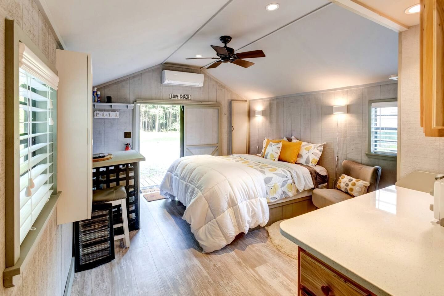 3 bedrooms, desk, iron/ironing board, WiFi