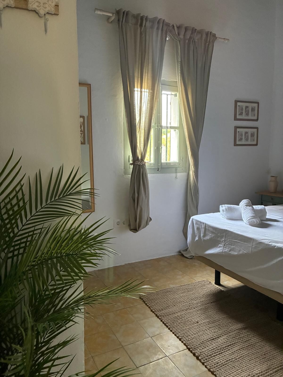 3 habitaciones, tabla de planchar con plancha, wifi y ropa de cama 