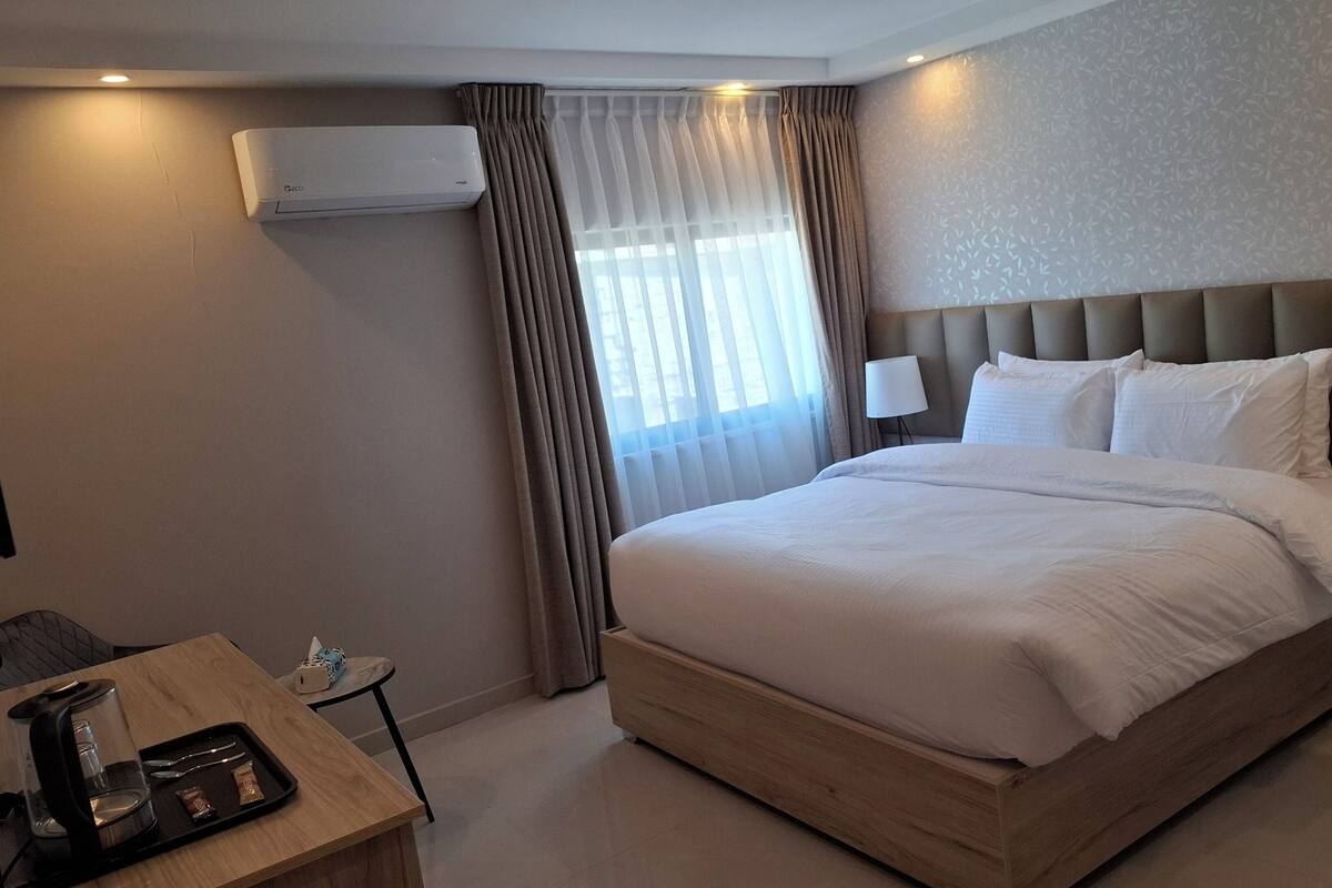 Eenvoudige tweepersoonskamer | Hypoallergeen beddengoed, pillowtop-bedden, een kluis op de kamer