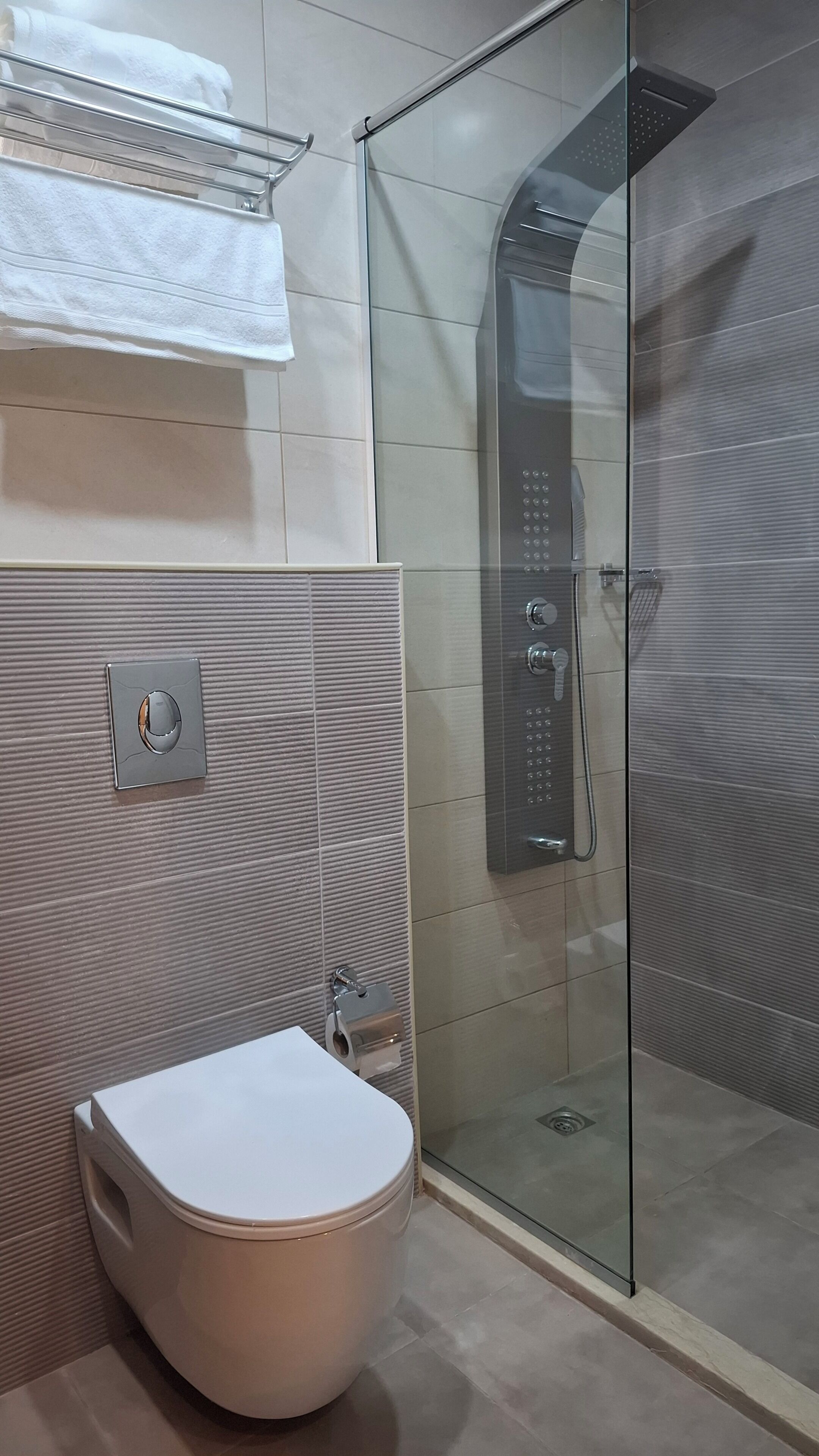 Comfort Twin kamer, uitzicht op tuin | Badkamer | Gratis toiletartikelen, een haardroger, pantoffels, handdoeken