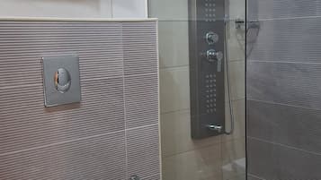 Comfort-værelse med 2 enkeltsenge - udsigt til have | Badeværelse | Gratis toiletartikler, hårtørrer, hjemmesko, håndklæder