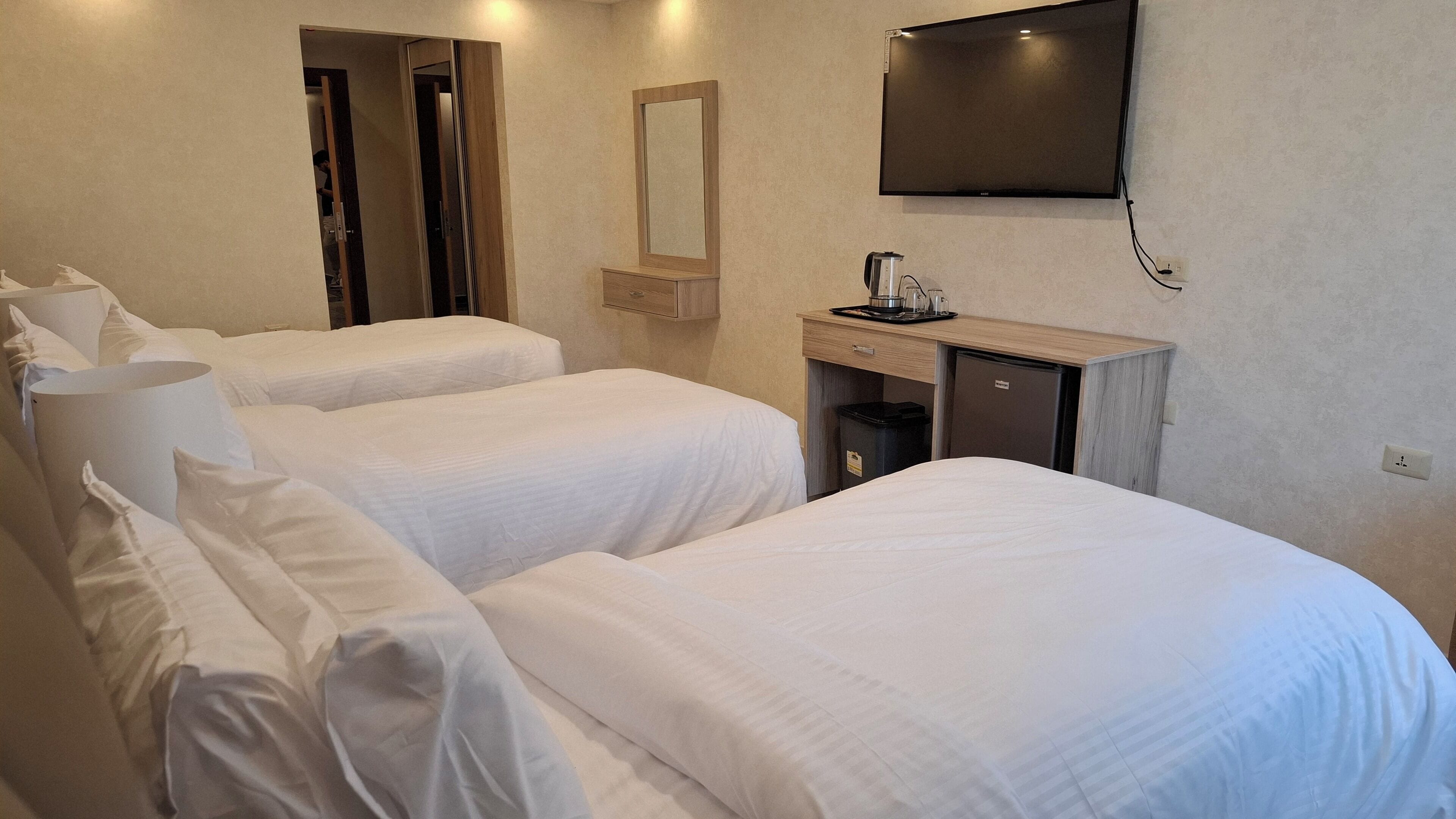 Deluxe Triple Room | Hypo-allergenic bedding, pillowtop beds, in-room safe, desk