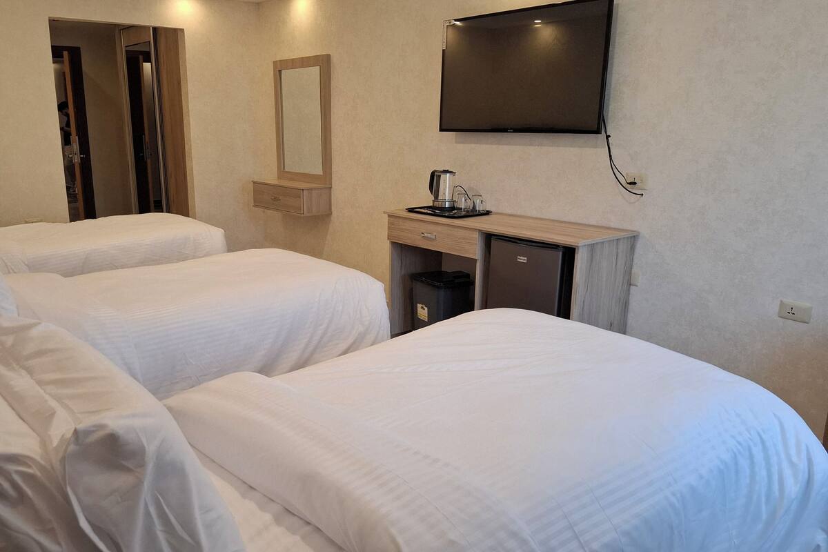 Deluxe driepersoonskamer | Hypoallergeen beddengoed, pillowtop-bedden, een kluis op de kamer