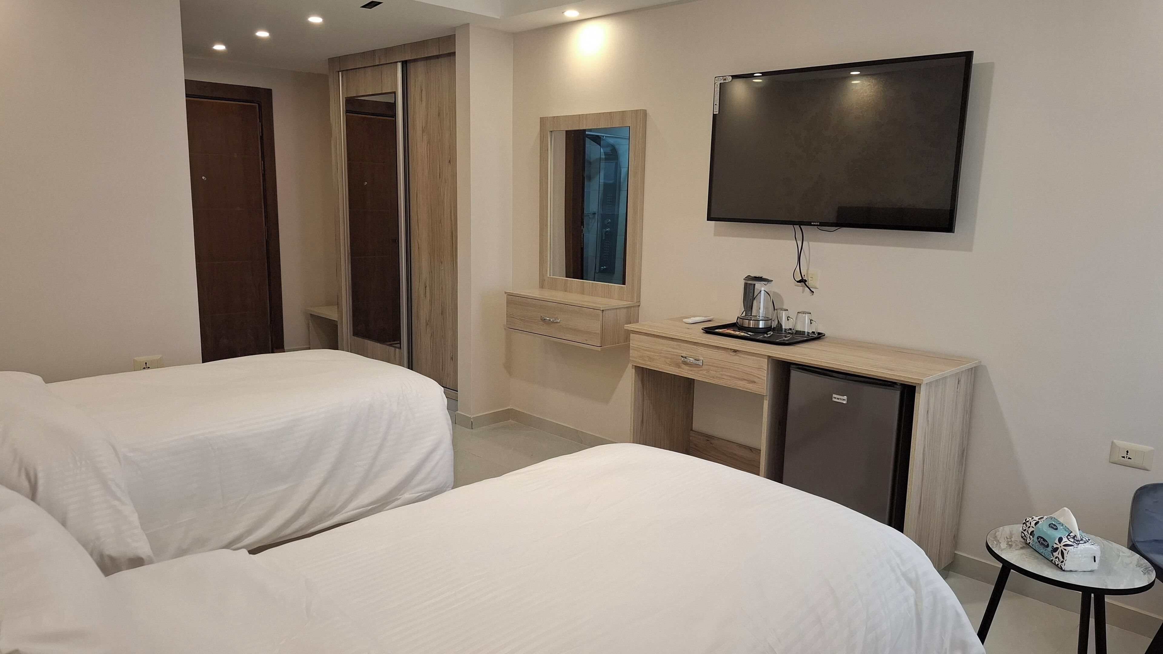 Comfort Twin kamer, uitzicht op tuin | Een kluis op de kamer, een bureau, een laptopwerkplek
