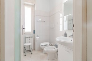 A bathroom with a toilet, bidet, and sink. - DA DADA - Parcheggio (Arma di Taggia)