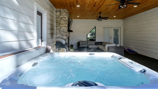 Terrace/patio - Cozy Cabin with Hot Tub & Fireplace in Broken Bow, Oklahoma (Broken Bow)