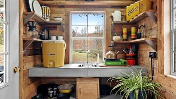 Coffee/tea maker, electric kettle, cookware/dishes/utensils