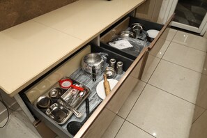 Un cajón de cocina con diferentes utensilios y utensilios de cocina.