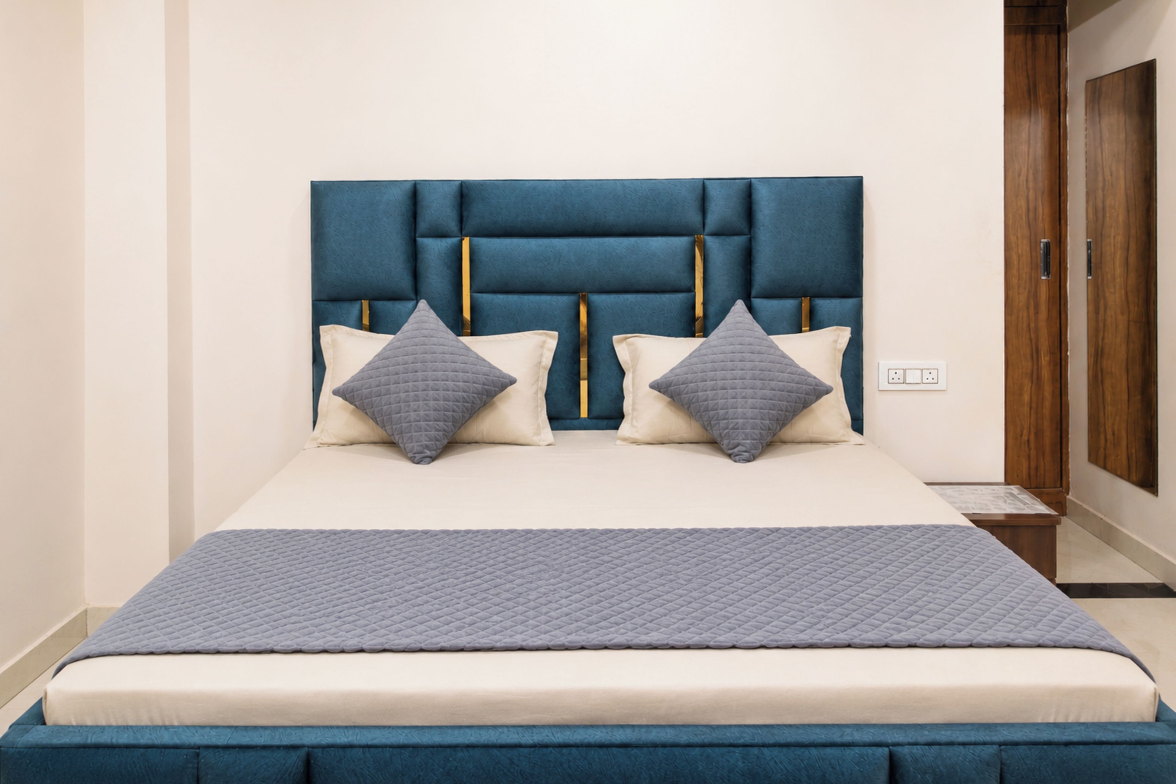 Ropa de cama de alta calidad, cubrecamas y escritorio 