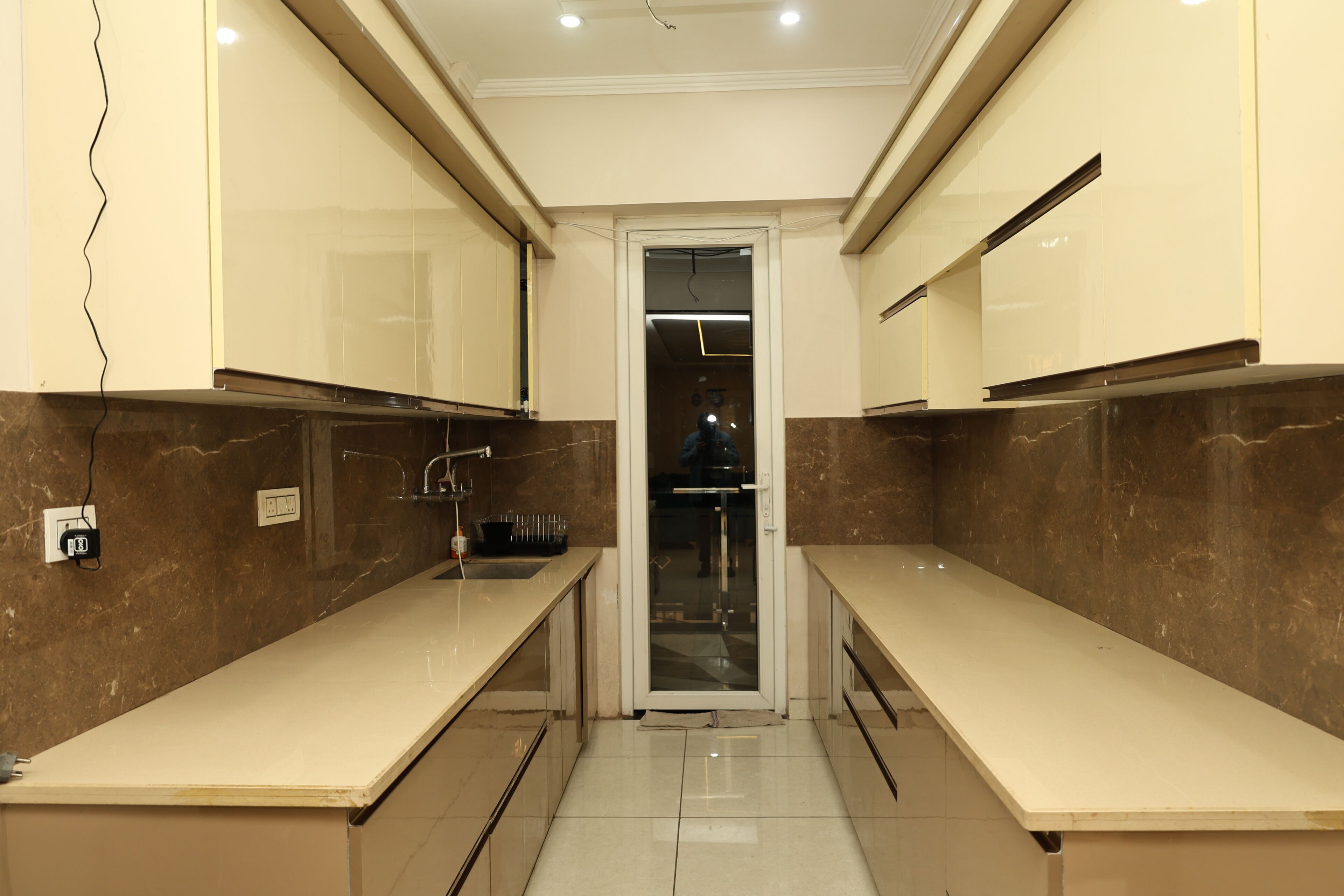 Fridge, microwave, dishwasher, cookware/dishes/utensils