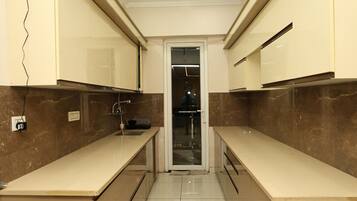 Fridge, microwave, dishwasher, cookware/dishes/utensils