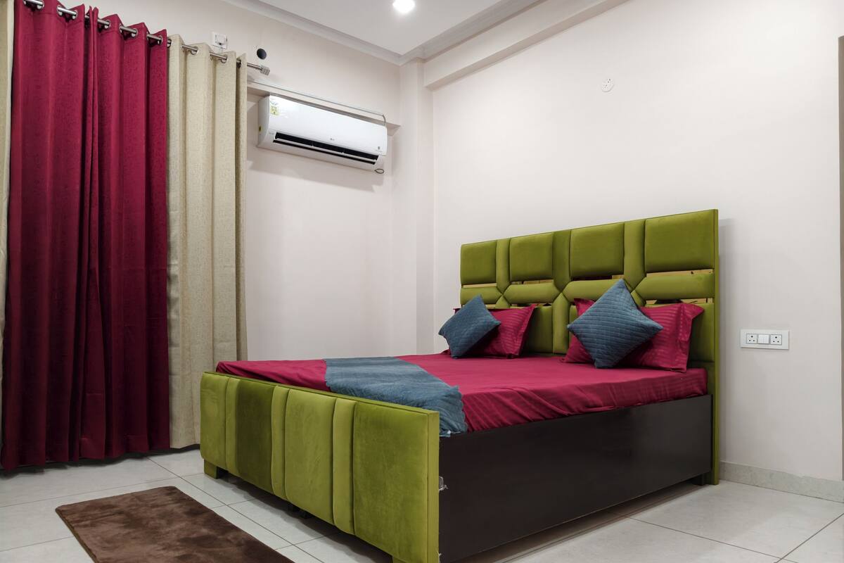 Premium bedding, down comforters, desk, laptop workspace