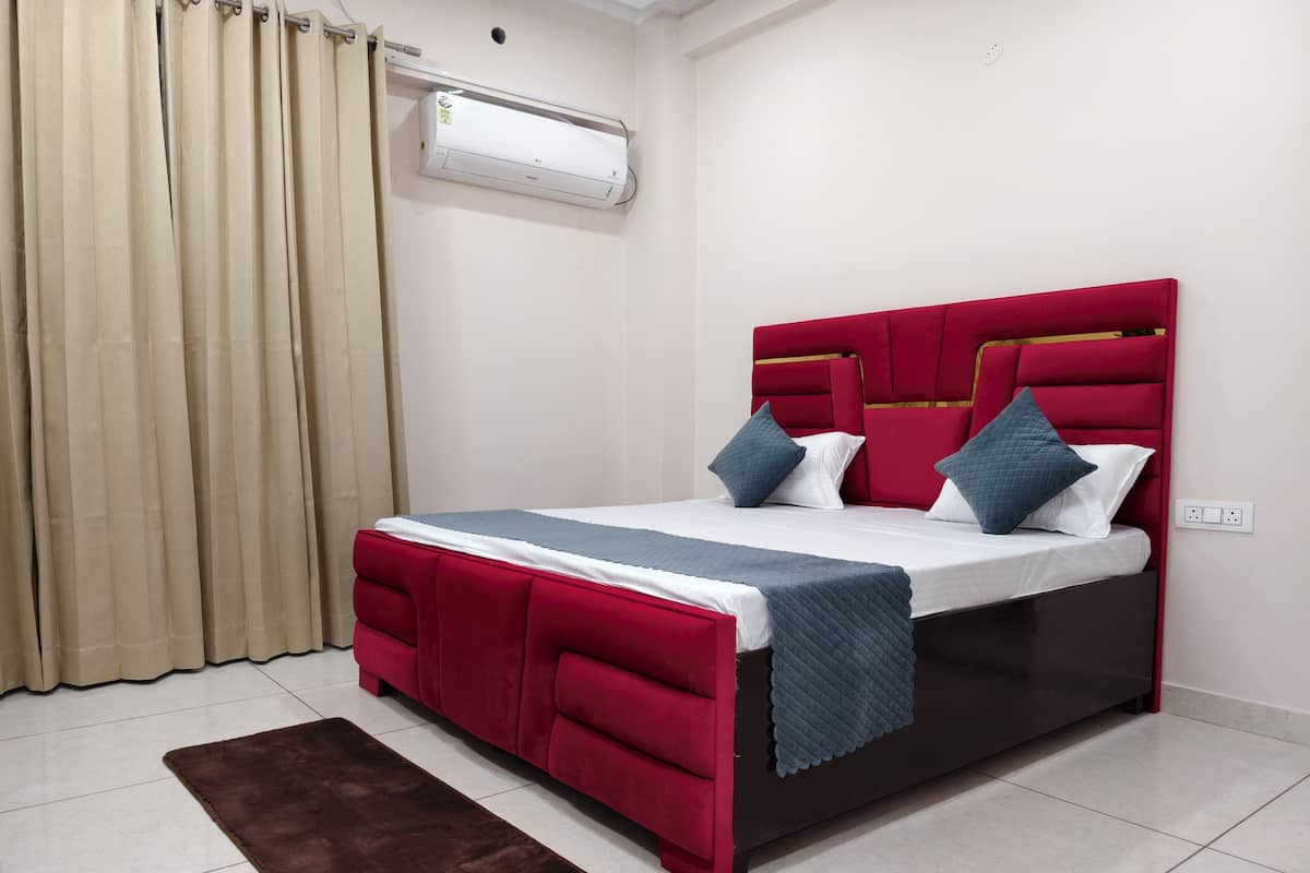 Premium bedding, down comforters, desk, laptop workspace