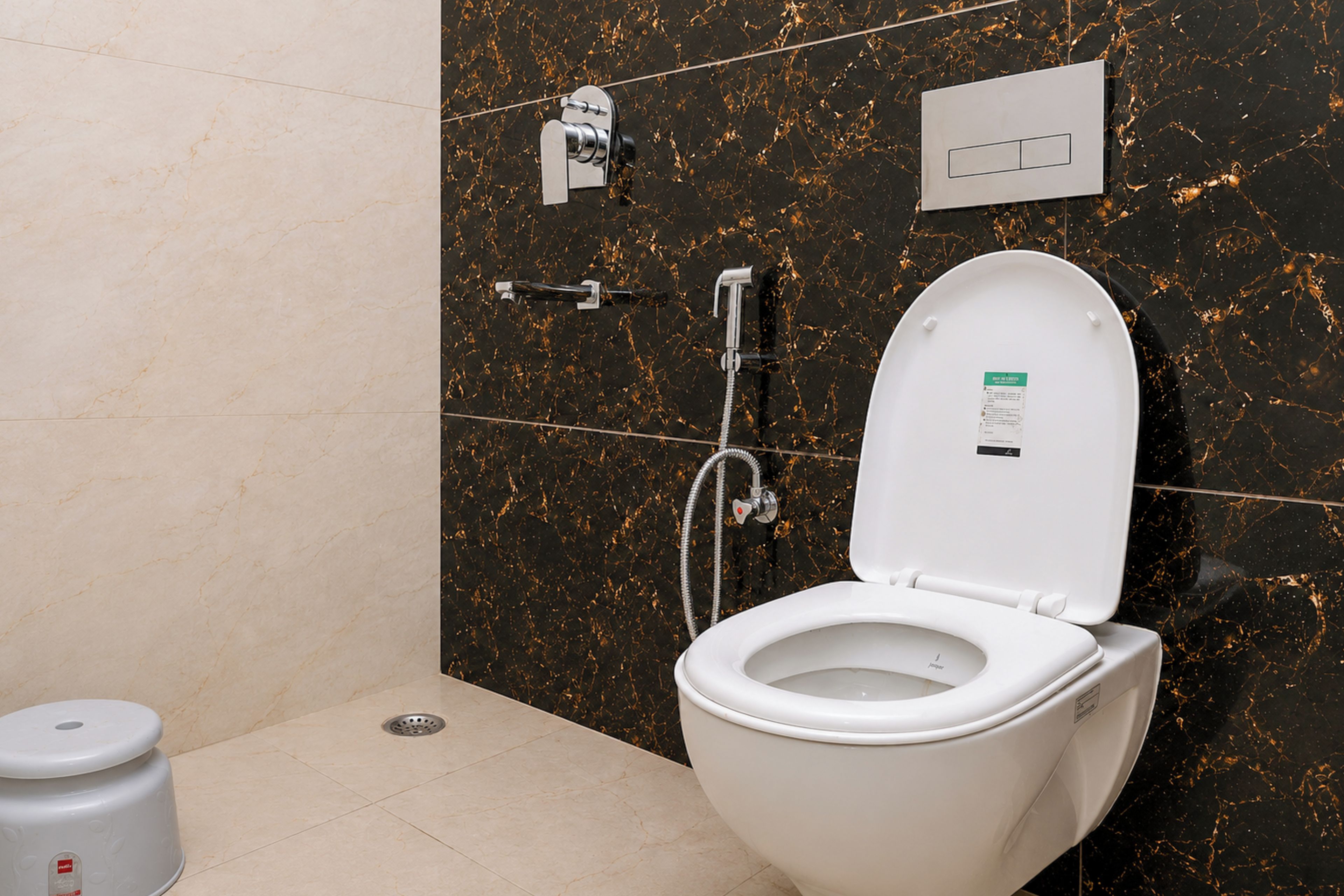 Un bany modern amb vàter, bidet i paperera.