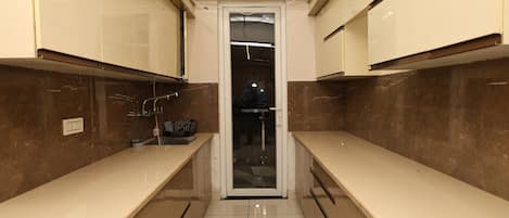 Fridge, microwave, dishwasher, cookware/dishes/utensils