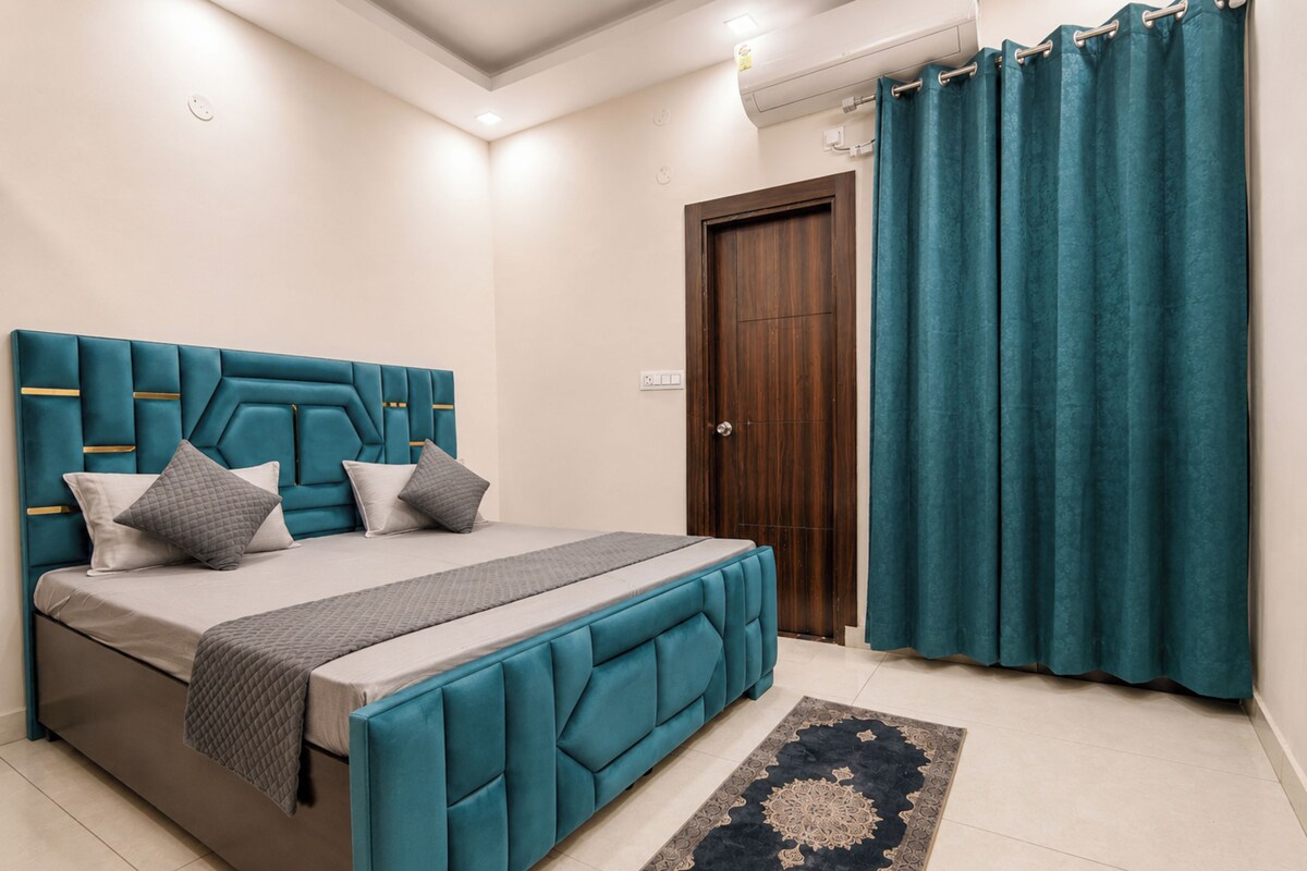 Premium bedding, down comforters, desk, laptop workspace