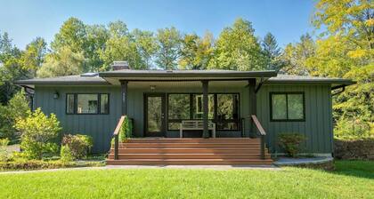 Charming Pet-Friendly Getaway with Deck & Nature Views in East Meredith, New York