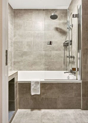 Dusche, Haartrockner, Handtücher, Shampoo