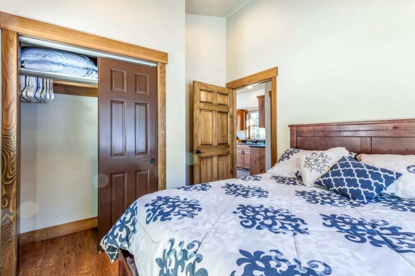 3 bedrooms, desk, iron/ironing board, WiFi
