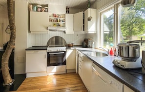 Wasserkocher mit Kaffee-/Teezubehör, Kühlschrank, Mikrowelle, Herdplatte