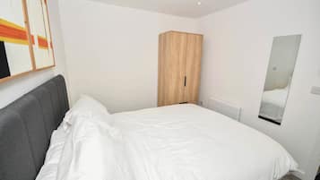 Iron/ironing board, WiFi, bed sheets