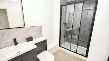 Dusche, Haartrockner, Handtücher, Shampoo