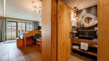 Deluxe Double Room, Mountain View | In-room safe, free WiFi