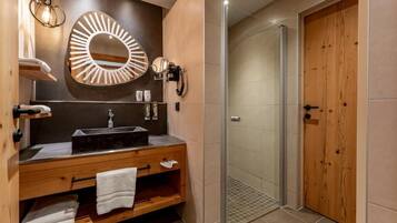Deluxe Double Room, Mountain View | Bathroom | Free toiletries, hair dryer, bathrobes, towels