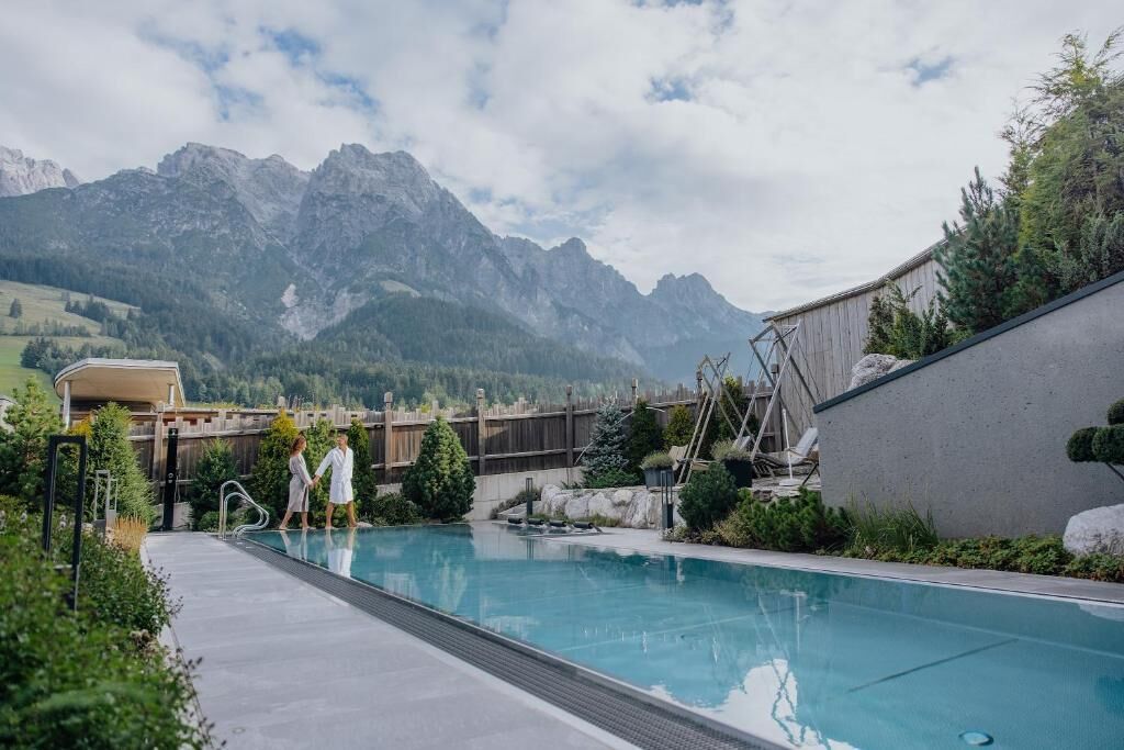 Una piscina techada, 2 piscinas al aire libre, sombrillas