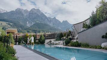 Una piscina techada, 2 piscinas al aire libre, sombrillas