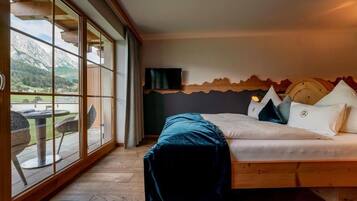 Deluxe Double Room, Mountain View | Hypo-allergenic bedding, minibar, in-room safe, free WiFi