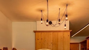 Una cama con cabecera de madera, almohadas blancas y una almohada azul oscuro.
