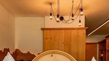 Habitación doble Deluxe, vista a la montaña | Ropa de cama hipoalergénica y minibar