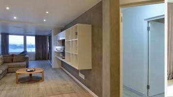 Apartment, 2 Bedrooms, Accessible, Smoking | Living room