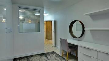 Apartment, 2 Bedrooms, Accessible, Smoking | Interior