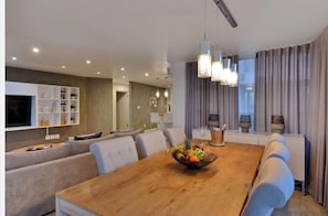 Apartment, 2 Bedrooms, Accessible, Smoking | Dining room - Luxurious Two-bedroom Sea Facing Apartment in Kaapstad (Cape Town)