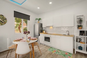 Wasserkocher mit Kaffee-/Teezubehör, Kühlschrank, Mikrowelle, Ofen