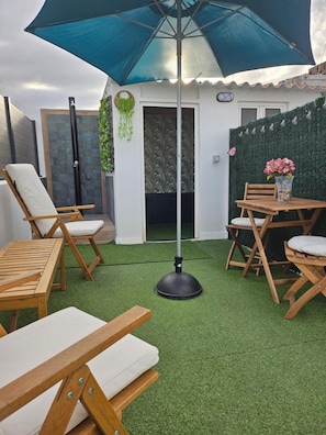 Outdoor dining - Vacation Apartment 'La Belle Home' with Private Terrace, Garden, and Wi-Fi (Las Palmas de Gran Canaria)