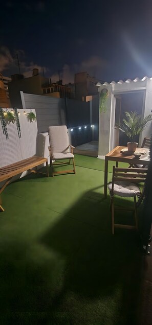 Outdoor dining - Vacation Apartment 'La Belle Home' with Private Terrace, Garden, and Wi-Fi (Las Palmas de Gran Canaria)