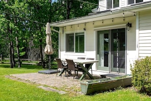 Outdoor dining - Elegant Farmhouse Getaway with Meadow Views & Outdoor Space in Treadwell, New York (Treadwell)