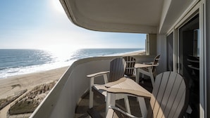 Un balcón con vista a la playa y al océano.