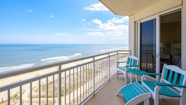 Ein Balkon mit Blick auf den Strand und den Ozean.