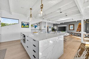 Interior - Artist Haven This custom contemporary home showcases the best of Bodega Bay! (Bodega Bay)