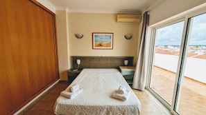 Apartment, 2 Bedrooms, Balcony | In-room safe, iron/ironing board, free WiFi - Apartamentos Turisticos Algoa Praia (Altura)