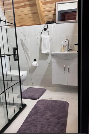 Neljän hengen huone, vuoristonäköala | Kylpyhuone | Pyyhkeet